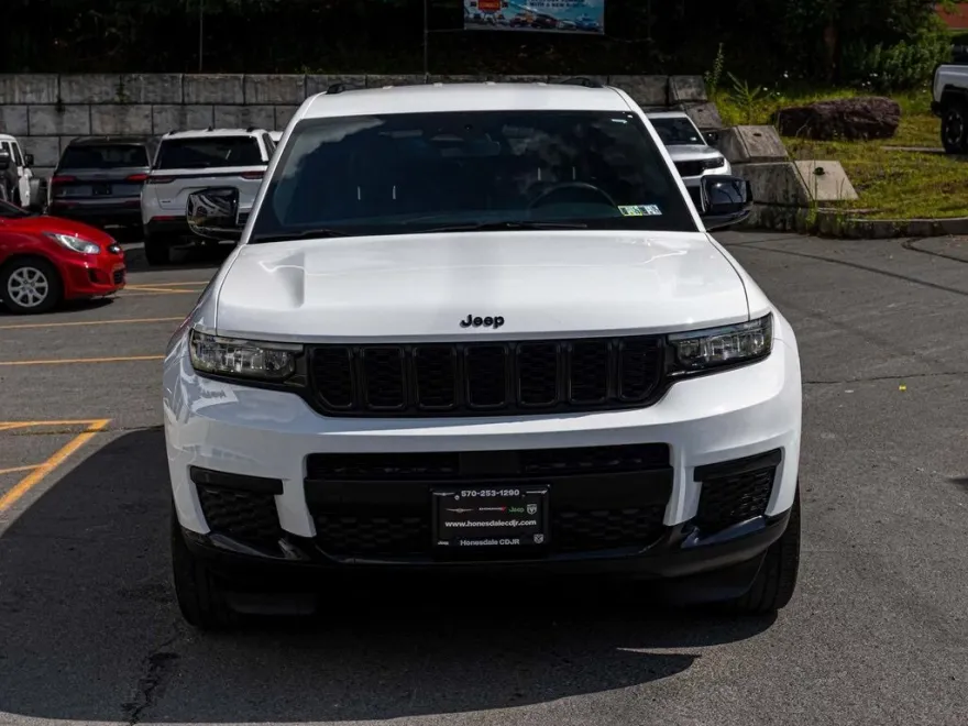2022 Jeep Grand Cherokee Altitude photo 1