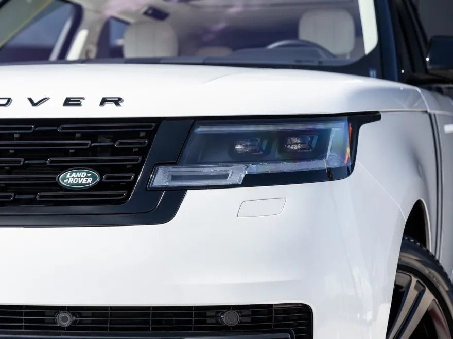 2023 Land Rover Range Rover SE photo 12