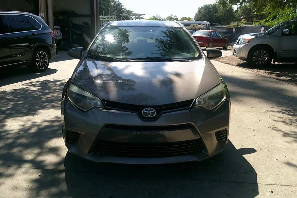 2015 Toyota Corolla LE photo 1