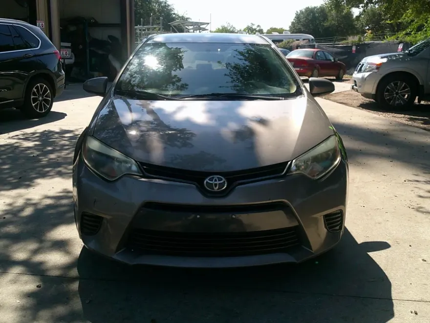 2015 Toyota Corolla LE photo 1