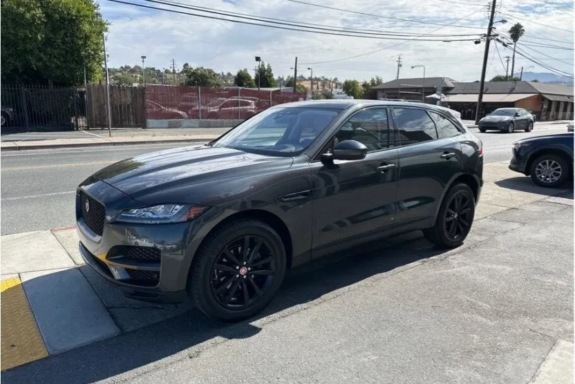 2018 Jaguar F-PACE Prestige photo 1