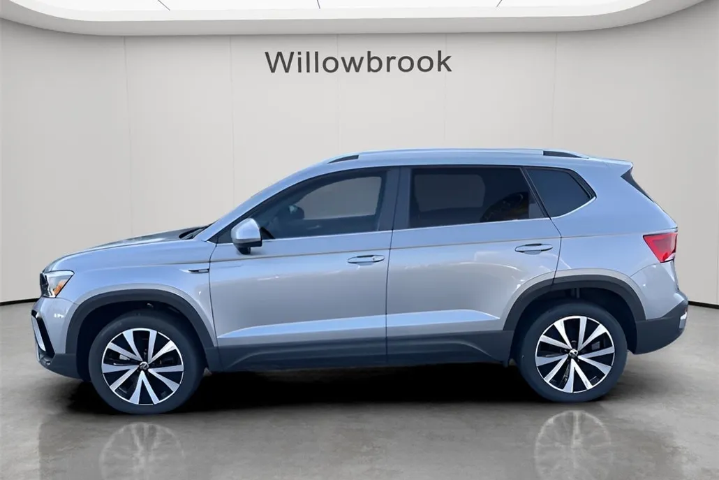 2024 Volkswagen Taos SE photo 1