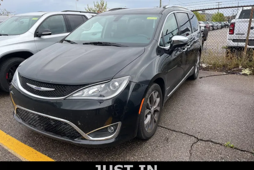 2020 Chrysler Pacifica Limited photo 1