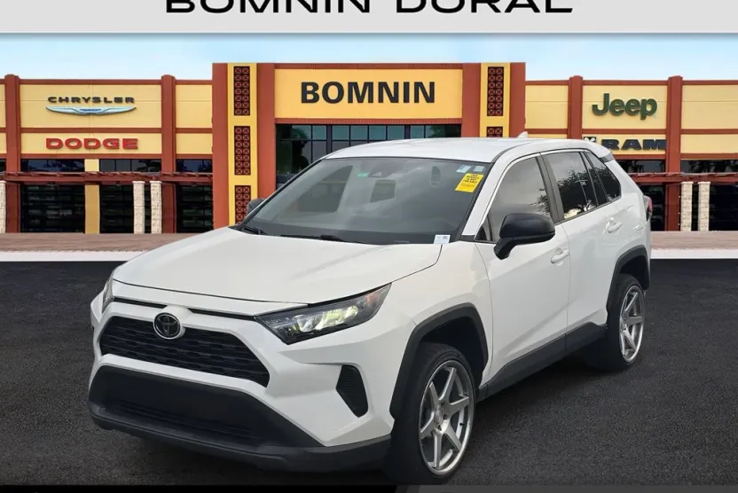 2022 Toyota RAV4 LE photo 1