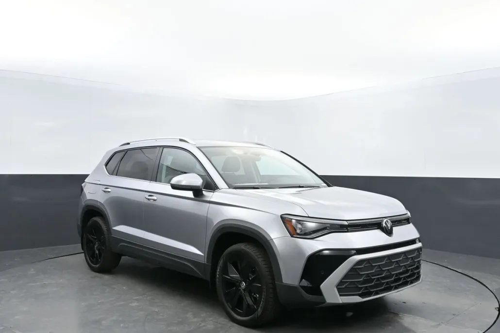 2025 Volkswagen Taos SE photo 1