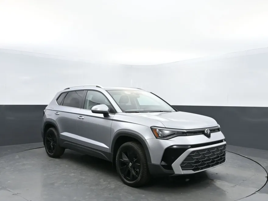2025 Volkswagen Taos SE photo 1