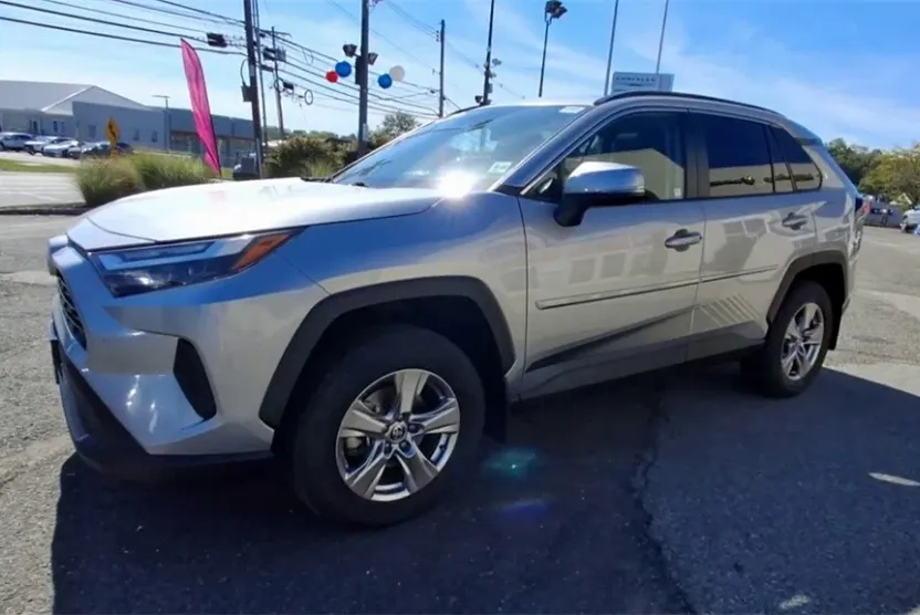 2022 Toyota RAV4 XLE photo 1
