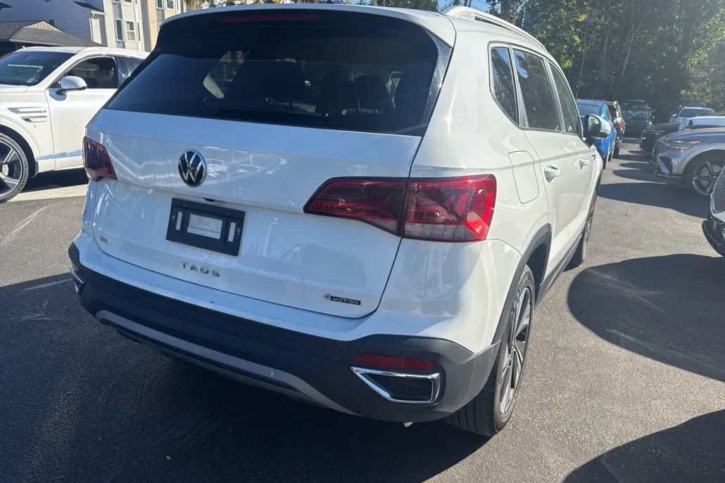 2024 Volkswagen Taos SE photo 1