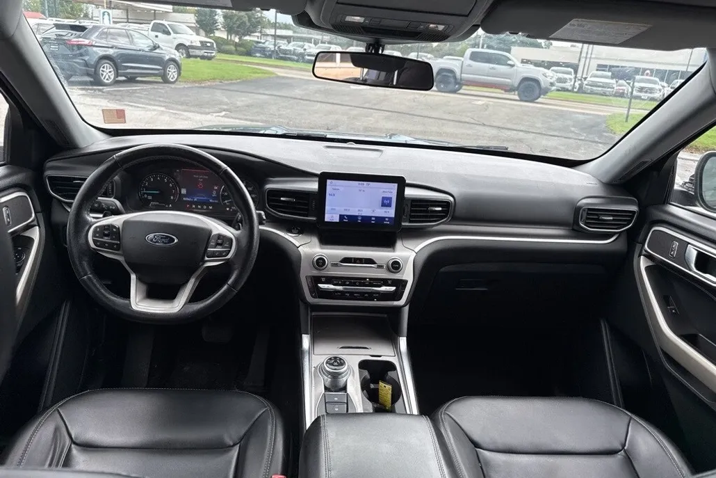 2021 Ford Explorer XLT photo 1