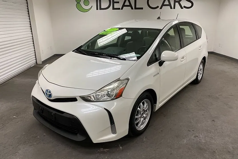 2017 Toyota Prius V Three photo 1
