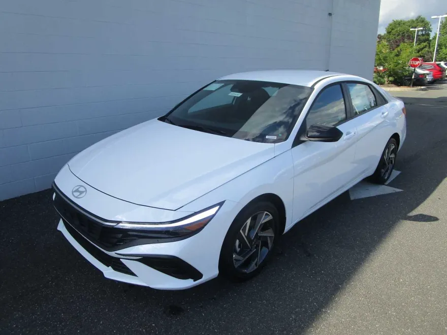 2025 Hyundai Elantra SEL Sport photo 1