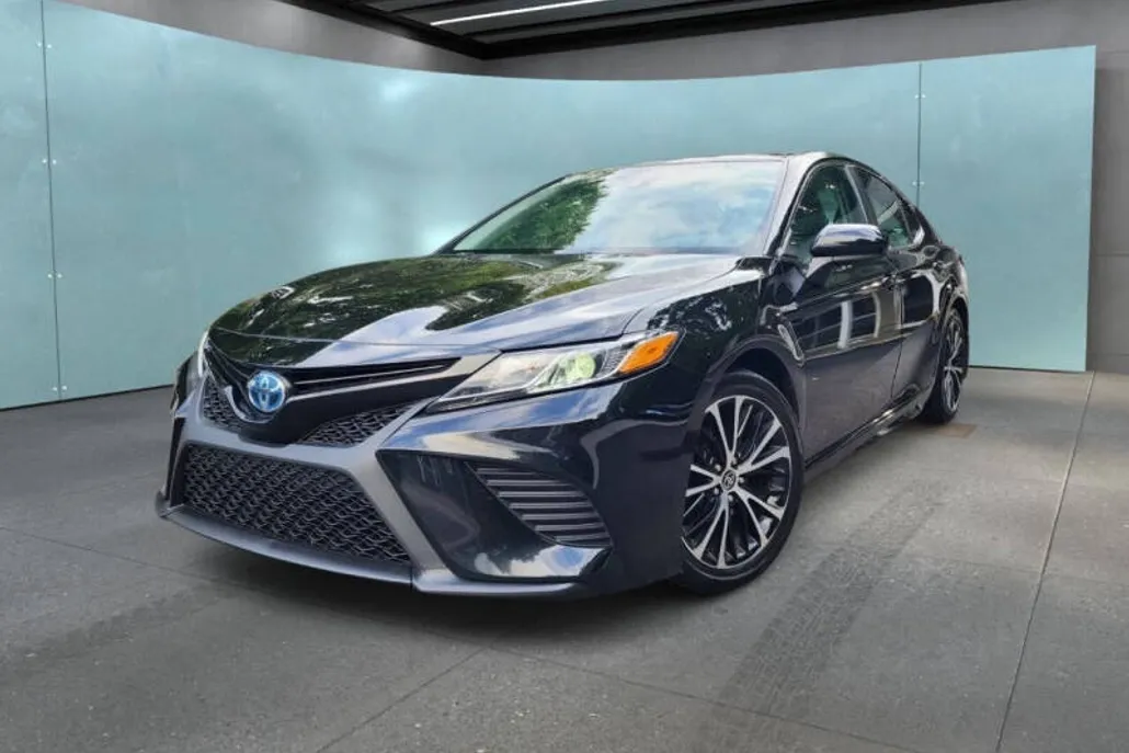 2020 Toyota Camry Hybrid SE photo 1