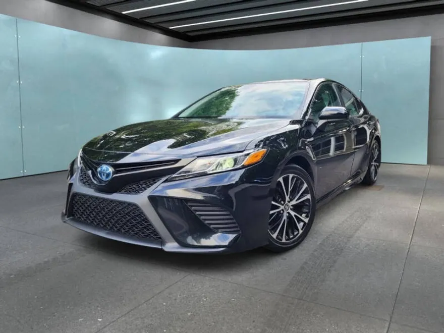 2020 Toyota Camry Hybrid SE photo 1