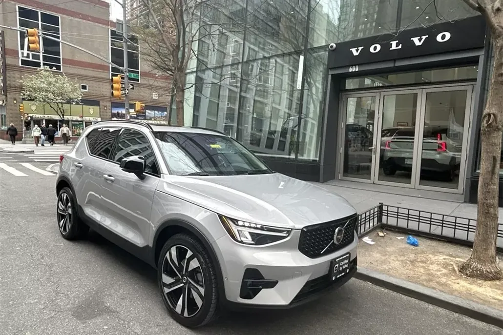 2025 Volvo XC40 Plus photo 1