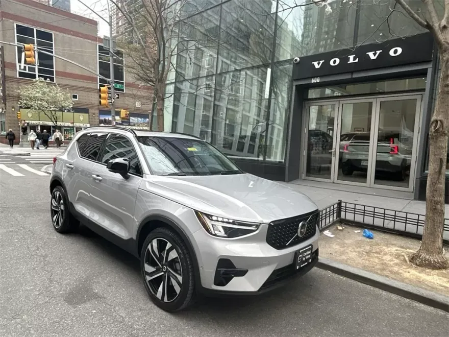 2025 Volvo XC40 Plus photo 1