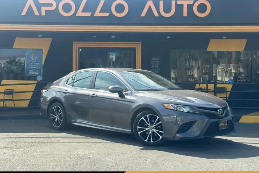 2019 Toyota Camry SE XLE photo 1
