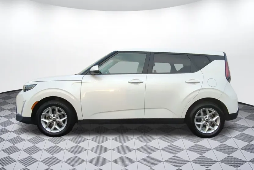 2023 Kia Soul LX photo 1