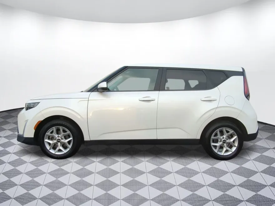 2023 Kia Soul LX photo 1