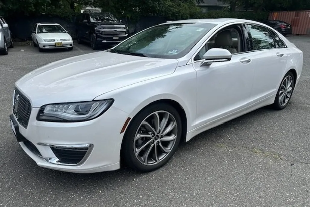 2019 Lincoln MKZ Reserve Hybrid photo 1