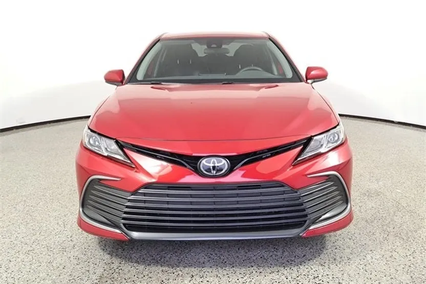 2023 Toyota Camry LE photo 1