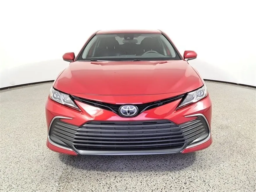 2023 Toyota Camry LE photo 1
