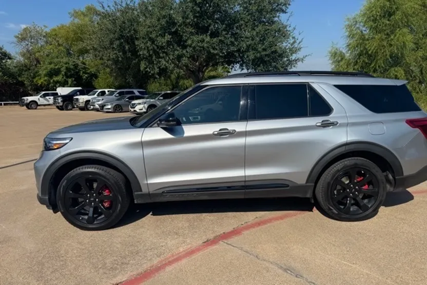 2023 Ford Explorer ST photo 1