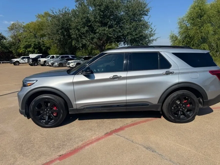 2023 Ford Explorer ST photo 1