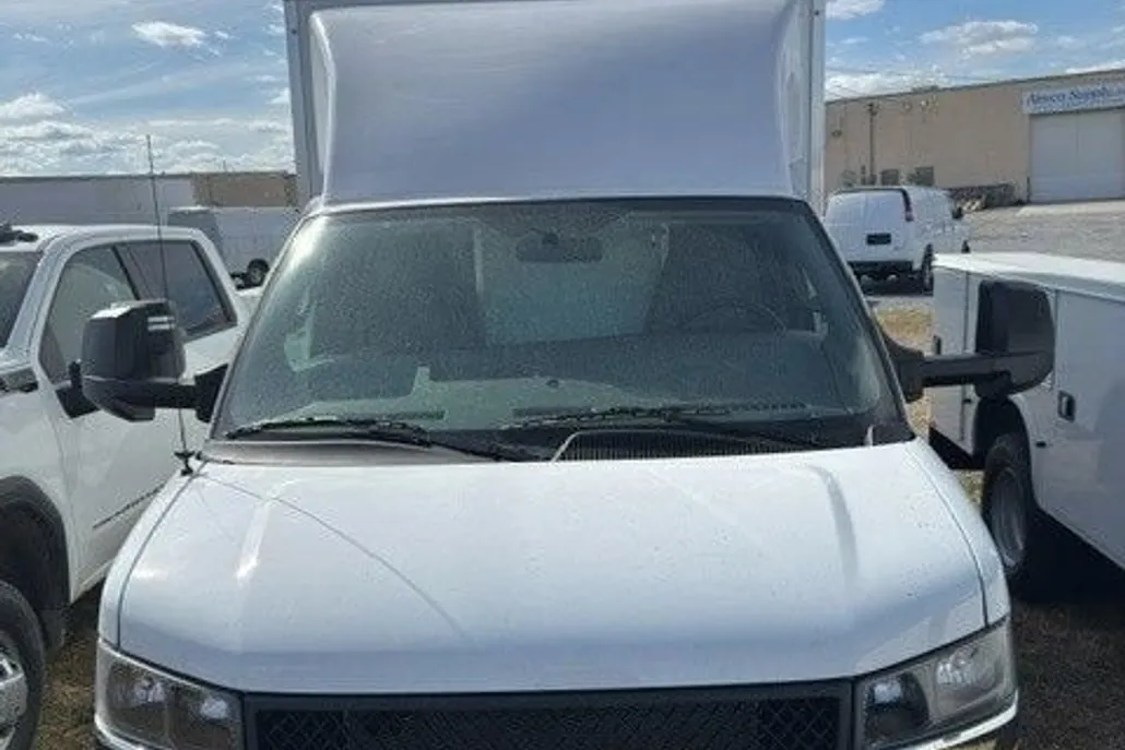 2025 Chevrolet Express Cutaway 3500 photo 1