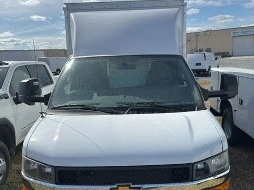 2025 Chevrolet Express Cutaway 3500 photo 1