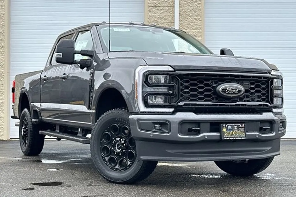2025 Ford F-350 Lariat photo 1