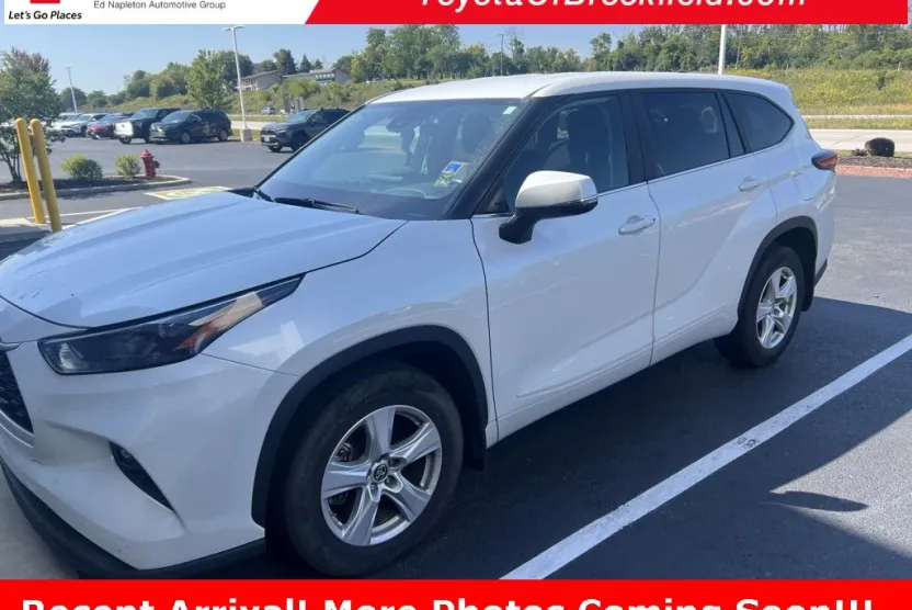 2023 Toyota Highlander LE photo 1