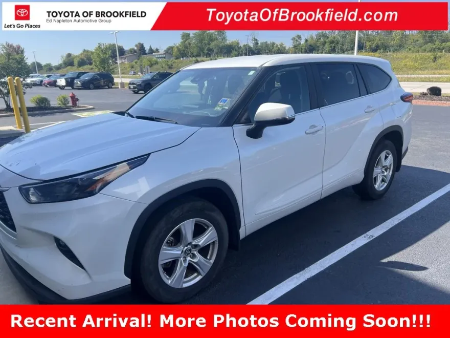 2023 Toyota Highlander LE photo 1