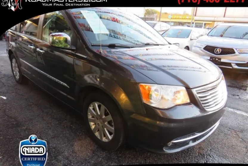2011 Chrysler Town & Country photo 1