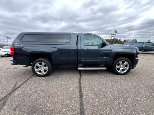 2017 Chevrolet Silverado 1500 LT photo 4