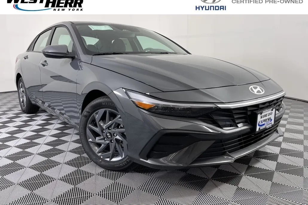 2024 Hyundai Elantra SEL photo 1
