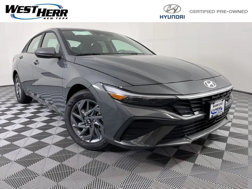 2024 Hyundai Elantra SEL photo 1