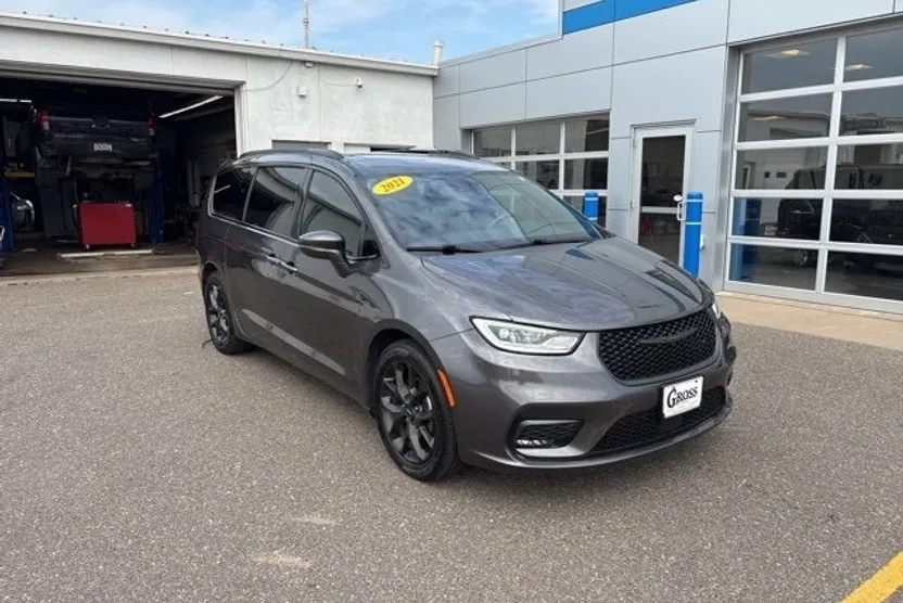 2021 Chrysler Pacifica Touring photo 1