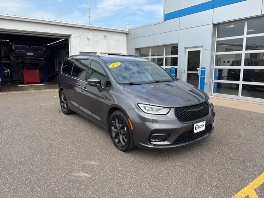 2021 Chrysler Pacifica Touring photo 1