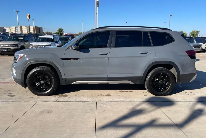 2024 Volkswagen Atlas Peak Edition SE Technology photo 1