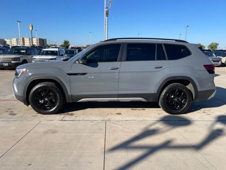 2024 Volkswagen Atlas Peak Edition SE Technology photo 1