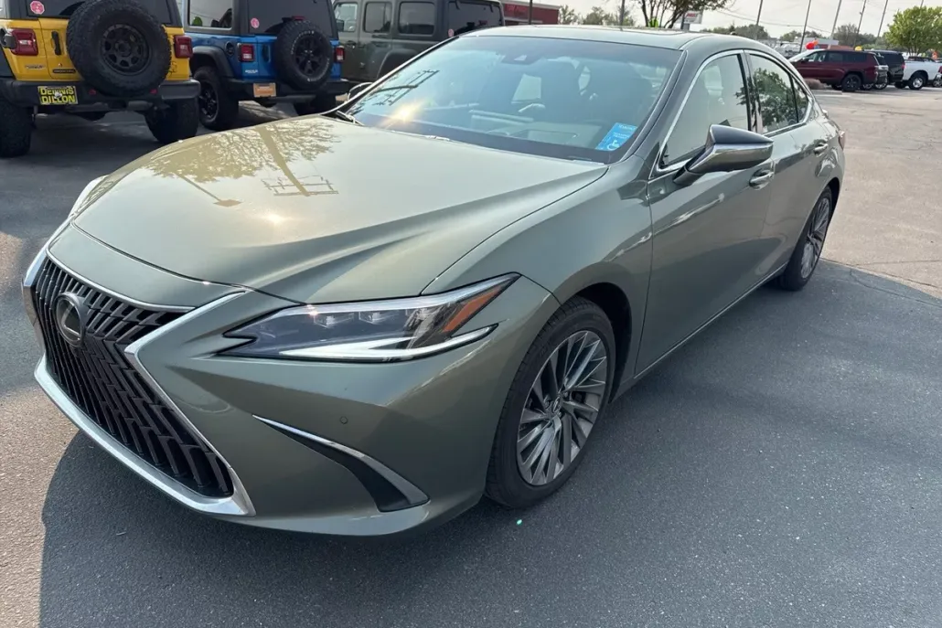 2025 Lexus ES 300h Ultra Luxury photo 1