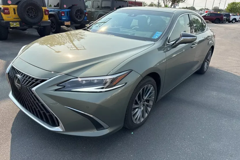 2025 Lexus ES 300h Ultra Luxury photo 1