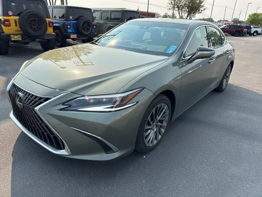 2025 Lexus ES 300h Ultra Luxury photo 1