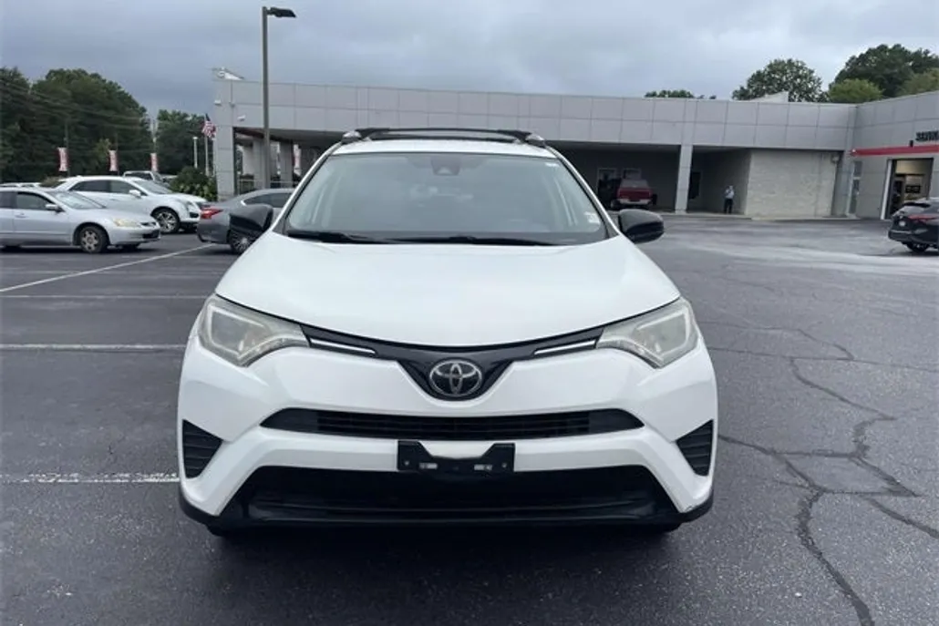 2018 Toyota RAV4 LE photo 1