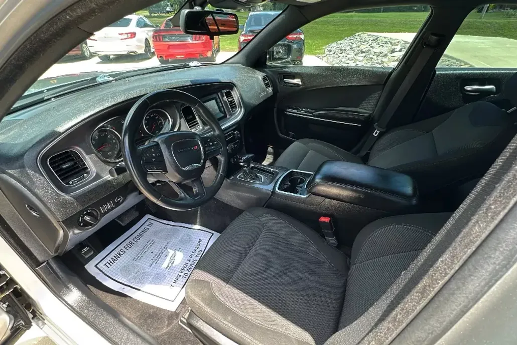 2016 Dodge Charger SE photo 1