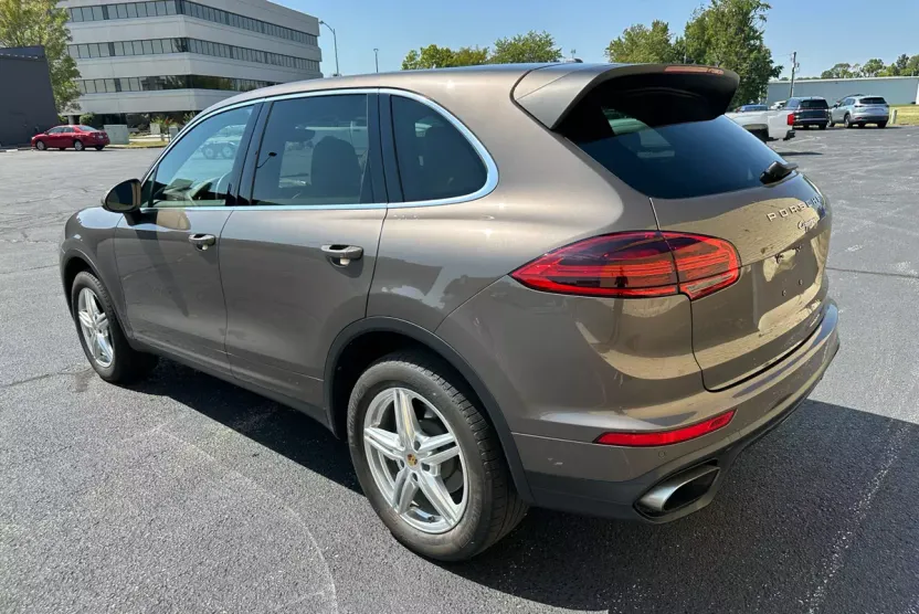 2016 Porsche Cayenne Base photo 1