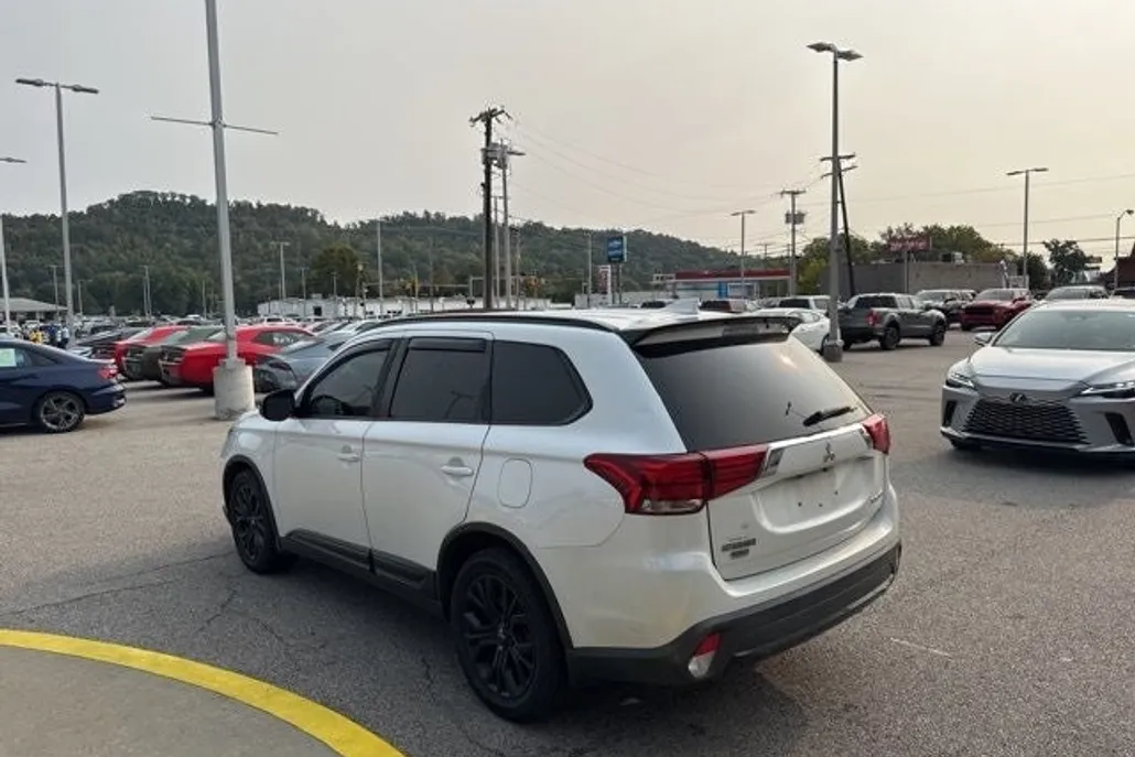 2018 Mitsubishi Outlander LE photo 1
