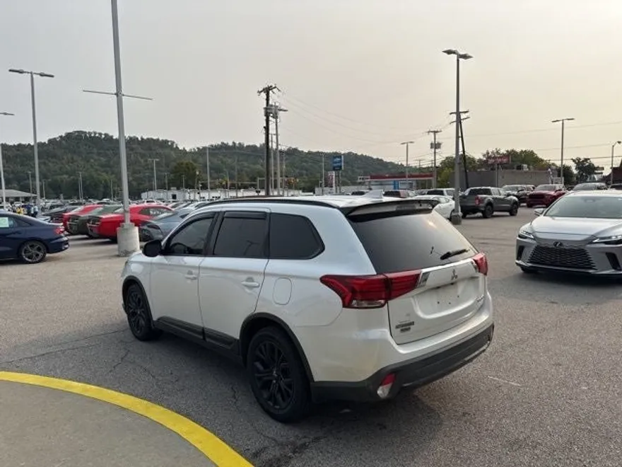 2018 Mitsubishi Outlander LE photo 1