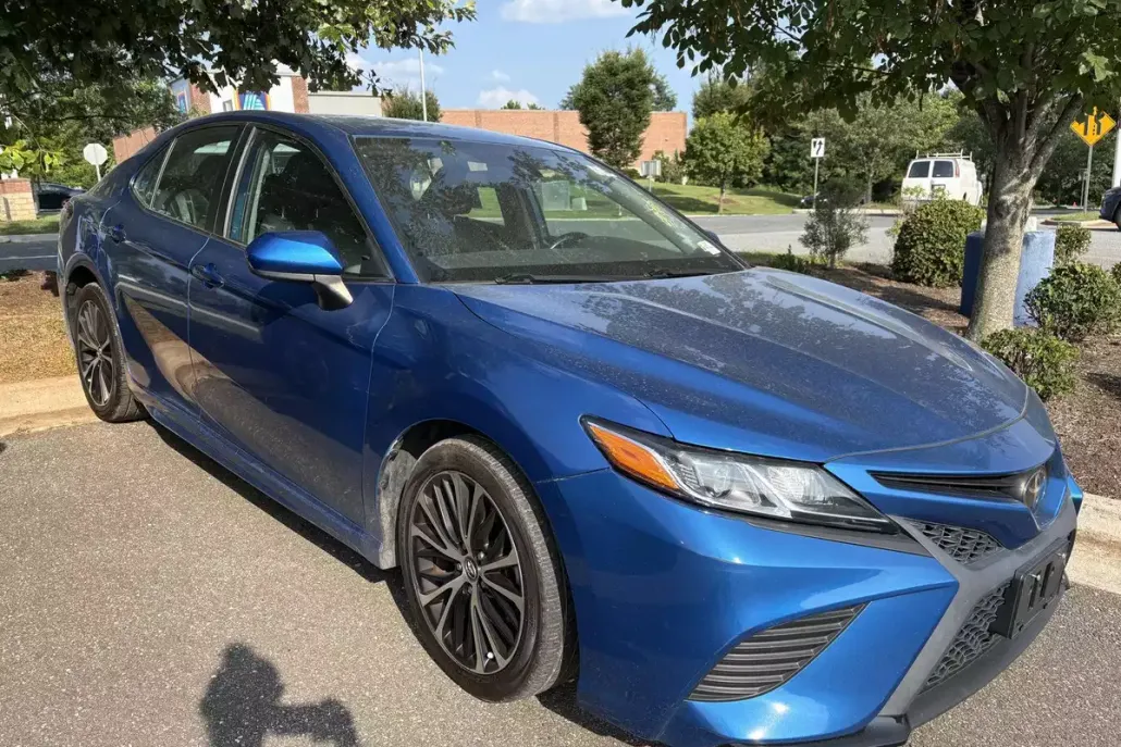 2020 Toyota Camry SE photo 1