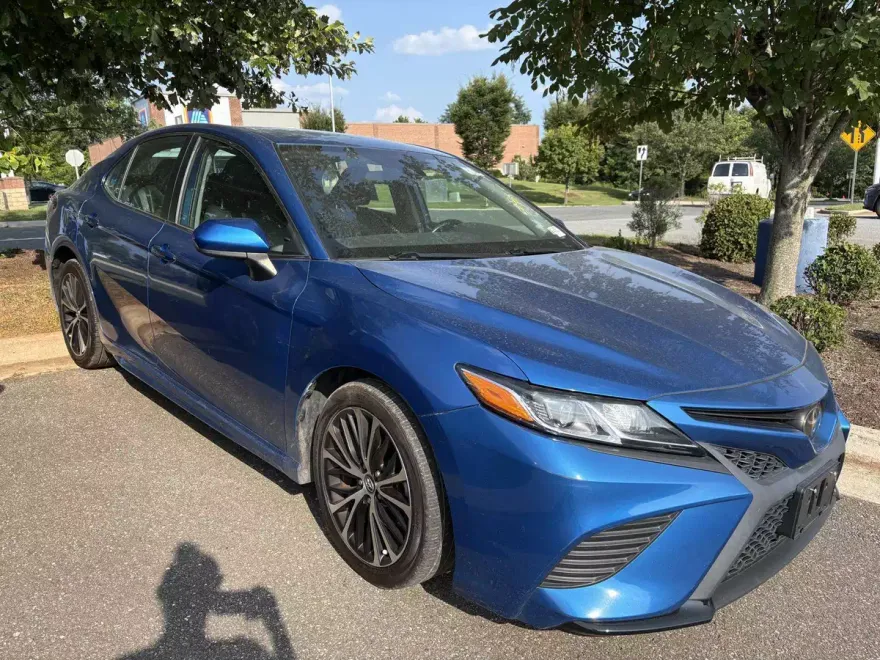 2020 Toyota Camry SE photo 1